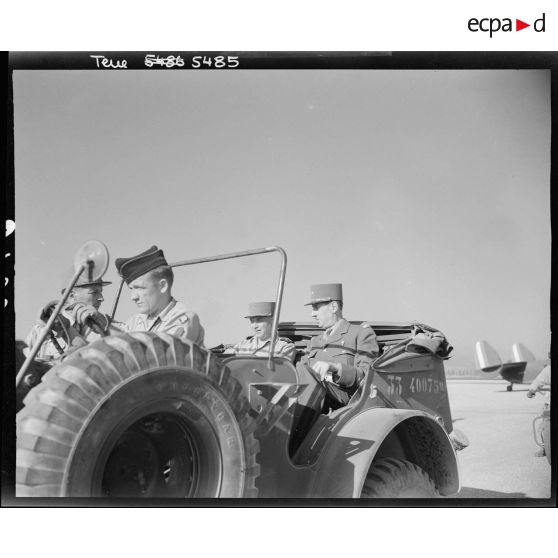 Le général de Gaulle et le général Juin sur l'aérodrome de Marcianise.