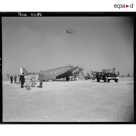 Accueil du général de Gaulle à sa descente d'avion par les généraux Juin et Brossetsur l'aérodrome de Marcianise.