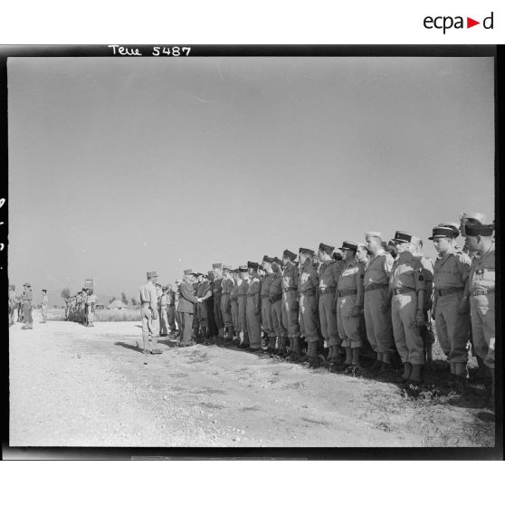 Remise de décorations par le général de Gaullesur l'aérodrome de Marcianise.