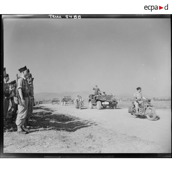 Le général passe en revue les régiments massés sur l'aérodrome de Marcianise.