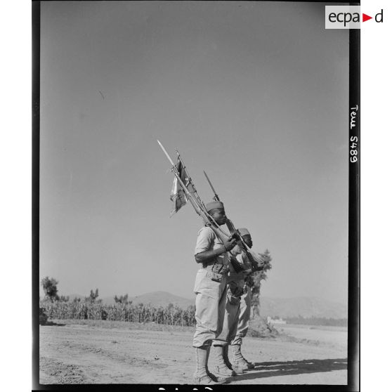 Le fanion des tirailleurs sénégalais sur l'aérodrome de Marcianise.