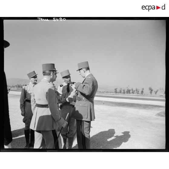Entretien du général de Gaulle avec les généraux Juin, Brosset et Béthouart sur l'aérodrome de Marcianise.