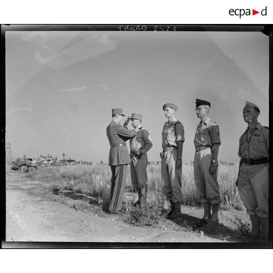 Remise de décorations par le général de Gaulle.