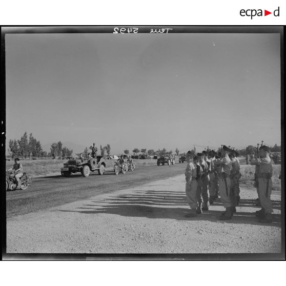 Le général de Gaulle en partance pour Naples depuis l'aérodrome de Marcianise.