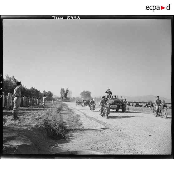 Le général de Gaulle en partance pour Naples depuis l'aérodrome de Marcianise.