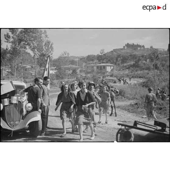 Les Siennois brandissent des drapeaux.