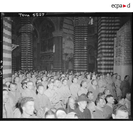 Des soldats du corps expéditionnaire français (CEF) assistent à une messe dans la nef de la cathédrale Notre-Dame-de-l'Assomption (duomo de Sienne).