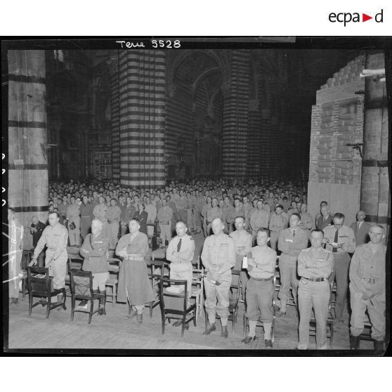 Des généraux et officiers supérieurs du corps expéditionnaire français (CEF) assistent à une messe dans la nef de la cathédrale Notre-Dame-de-l'Assomption (duomo de Sienne).