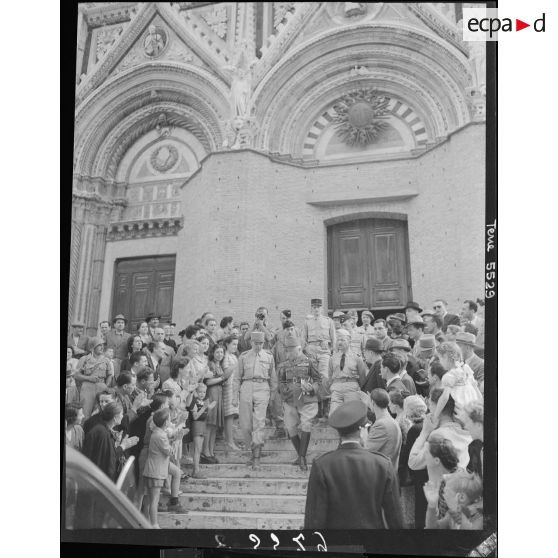 Des généraux et officiers supérieurs du corps expéditionnaire français (CEF) sortent de la cathédrale Notre-Dame-de-l'Assomption (duomo de Sienne) après avoir assisté à une messe.