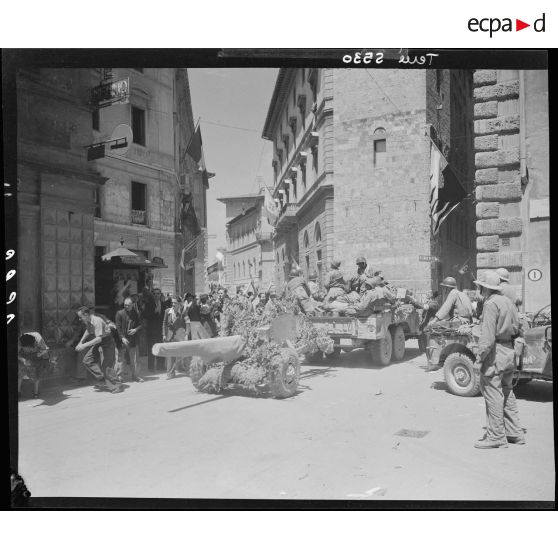 Un véhicule Dodge 6X6, tractant un canon d'une unité des forces terrestres antiaériennes, circule dans Sienne.