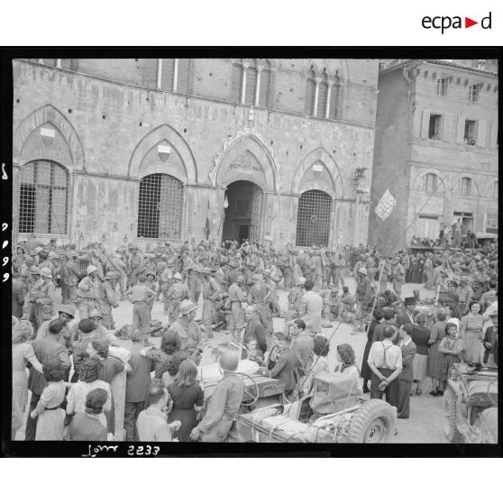 Des tirailleurs de la 3e division d'infanterie algérienne (3e DIA) sont mêlés à la population devant l'hôtel de ville avant une cérémonie sur la Piazza del Campo.