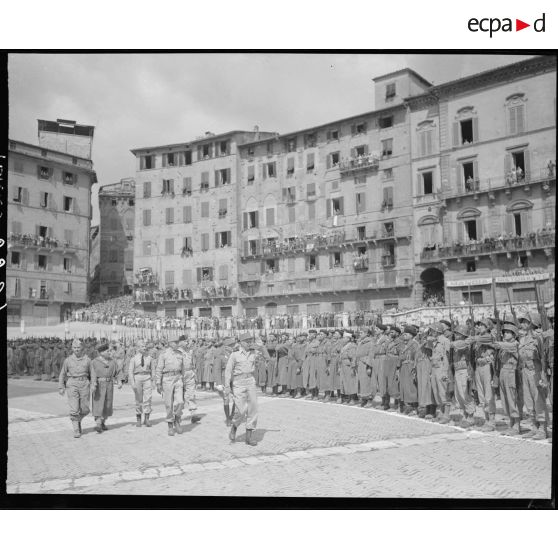 Cérémonie rassemblant les troupes du CEF sur la Piazza del Campo à Sienne.