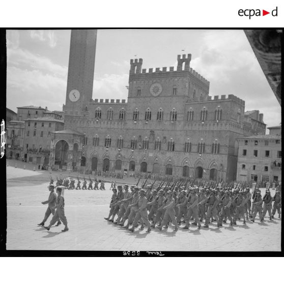 Mise en place de tirailleurs pour une cérémonie rassemblant les troupes du corps expéditionnaire français (CEF) sur la Piazza del Campo à Sienne.