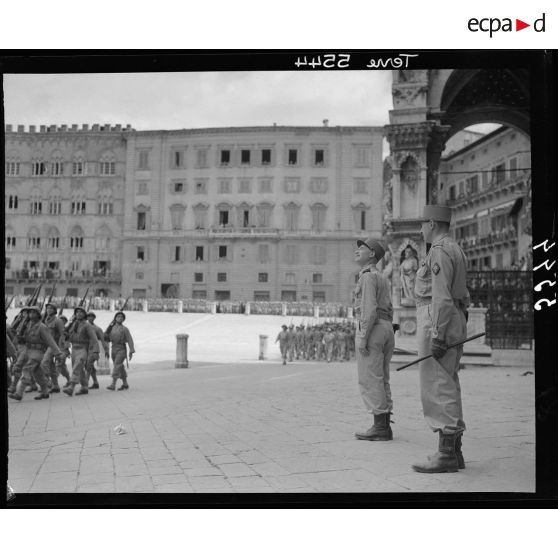 Les généraux Juin et de Larminat assistent au défilé des unités du corps expéditionnaire français (CEF) sur la Piazza del Campo à Sienne.