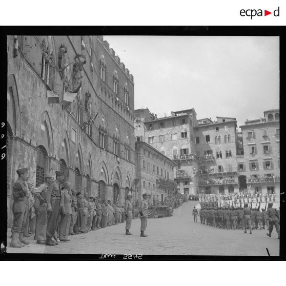 Les généraux Juin et de Larminat assistent au défilé des unités du corps expéditionnaire français (CEF) sur la Piazza del Campo à Sienne.