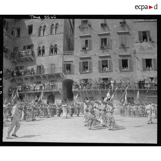 Les drapeaux et étendards des unités du corps expéditionnaire français (CEF) défilent sur la Piazza del Campo à Sienne.