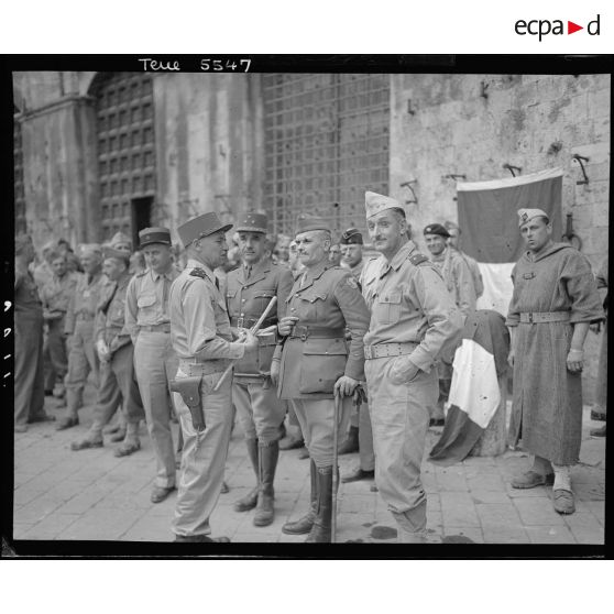 A l'issue de la cérémonie et du défilé des troupes du corps expéditionnaire français sur la Piazza del Campo à Sienne, le général d'armée Alphonse Juin s'entretient notamment avec le général de brigade André Dody.