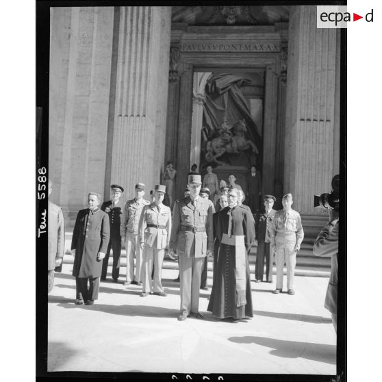 Le général de Gaulle devant la basilique Saint-Pierre de Rome.