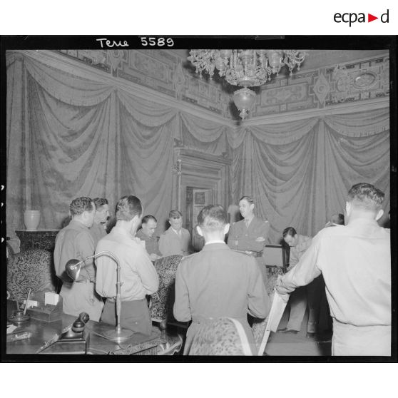 Le général de Gaulle fait une conférence au palais Farnèse en présence des correspondants de guerre.