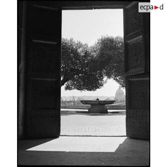 L'entrée de la villa Médicis vue de l'intérieur.