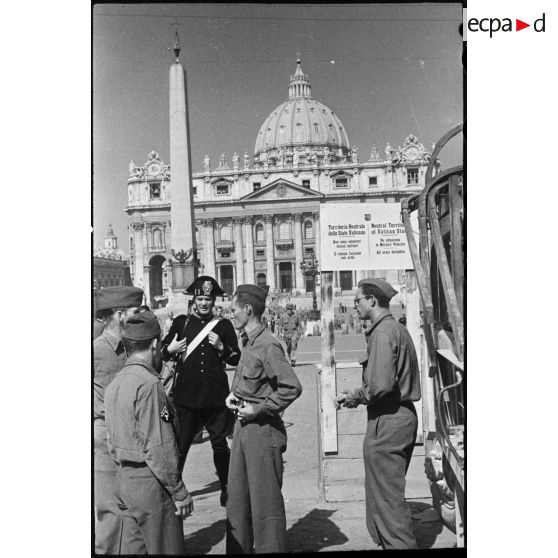 Un aspect de la place Saint-Pierre à Rome.