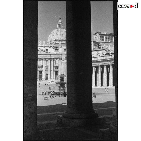 Un aspect de la place Saint-Pierre à Rome.