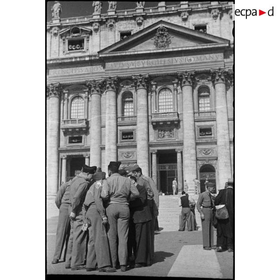Un aspect de la place Saint-Pierre à Rome.