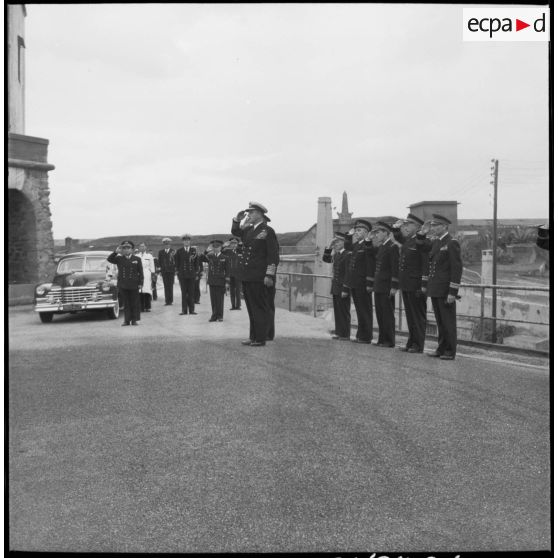 L'amiral Louis Mountbatten et l'amiral Salat saluent une délégation d'officiers.