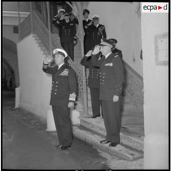 L'amiral Mountbatten et l'amiral Salat rendent les honneurs à la délégation de la Marine.