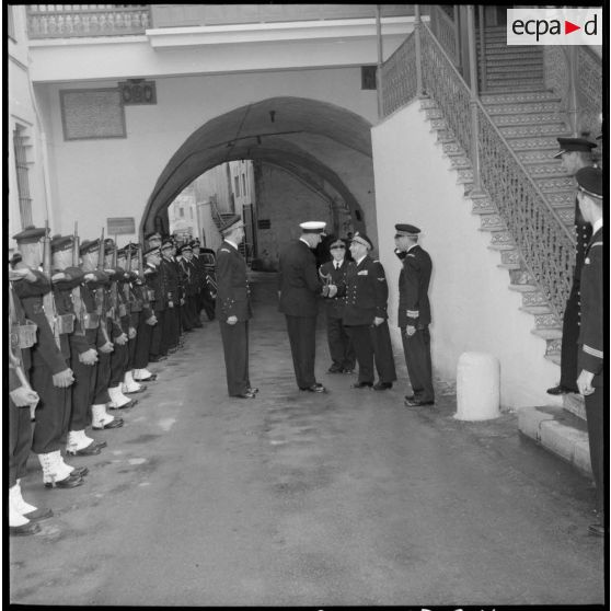 L'amiral Mountbatten et l'amiral Salat rendent les honneurs à la délégation de la Marine.