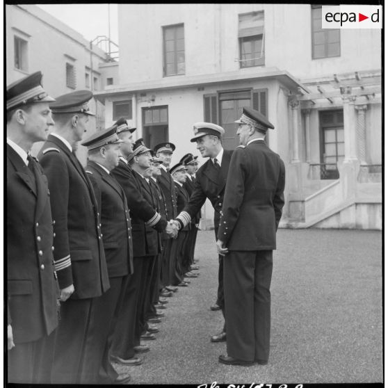 L'amiral Louis Mountbatten et l'amiral Salat saluent une délégation d'officiers.