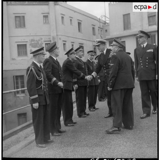 L'amiral Louis Mountbatten et l'amiral Salat saluent une délégation d'officiers.