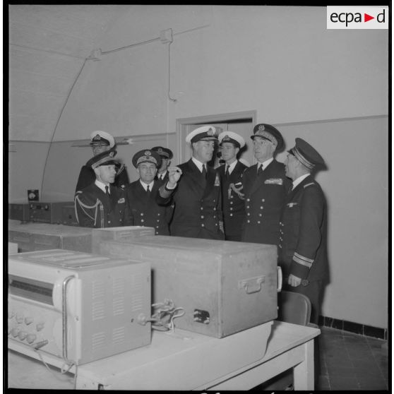 L'amiral Louis Mountbatten et l'amiral Salat saluent une délégation d'officiers.