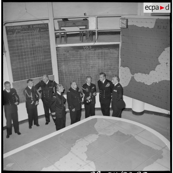 L'amiral Louis Mountbatten et l'amiral Salat saluent une délégation d'officiers.