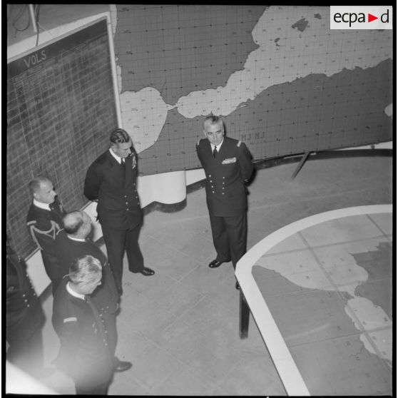 L'amiral Louis Mountbatten et l'amiral Salat saluent une délégation d'officiers.