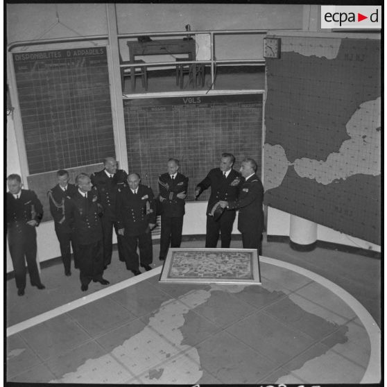 L'amiral Louis Mountbatten et l'amiral Salat saluent une délégation d'officiers.