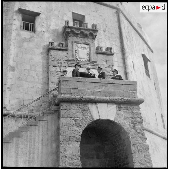 L'amiral Mountbatten et l'amiral Salat au balcon de l'amirauté.