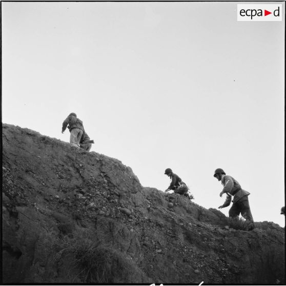 Départ en opération dans les massifs de l'Aurès.