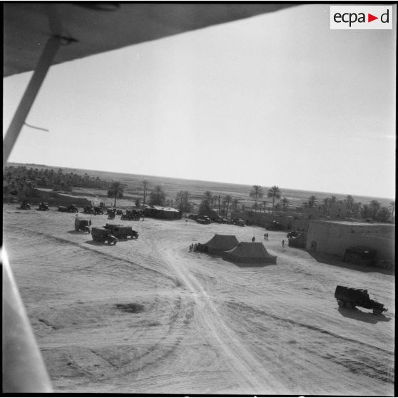 Vue aérienne d'une oasis et d'un campement militaire dans les Aurès.