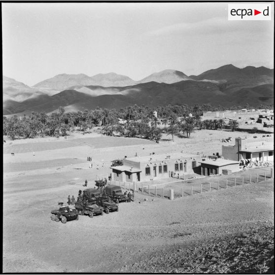 Bâtiments de la 75e CRD devant lesquels stationnent les véhicules.
