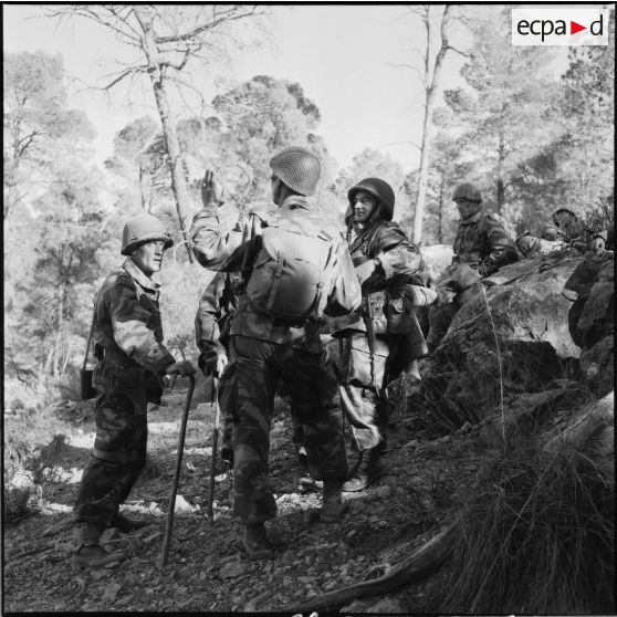 Une compagnie progresse dans le massif de l'Aurès.