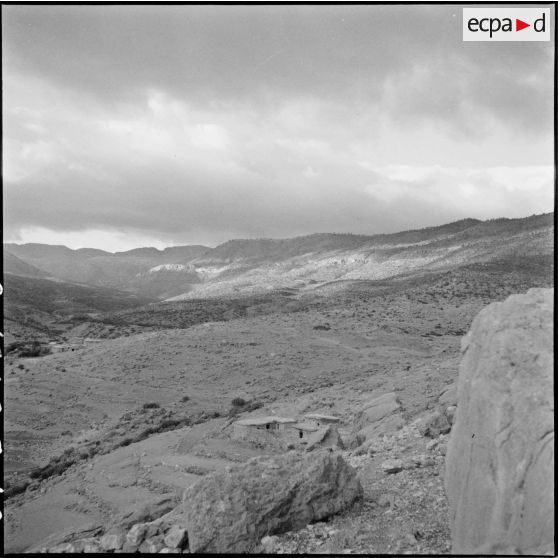 Paysage de montagne avec une habitation dans l'Aurès.