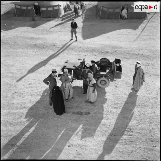 Méharistes autour d'une jeep dans l'Aurès.