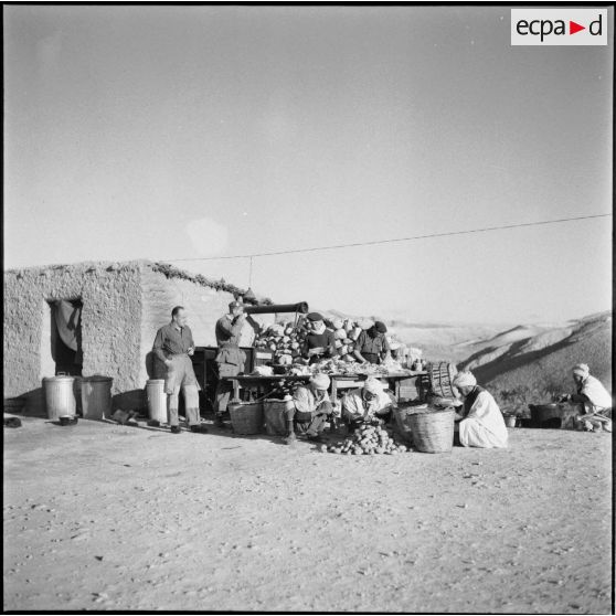 Préparation du repas lors d'une opération dans l'Aurès.