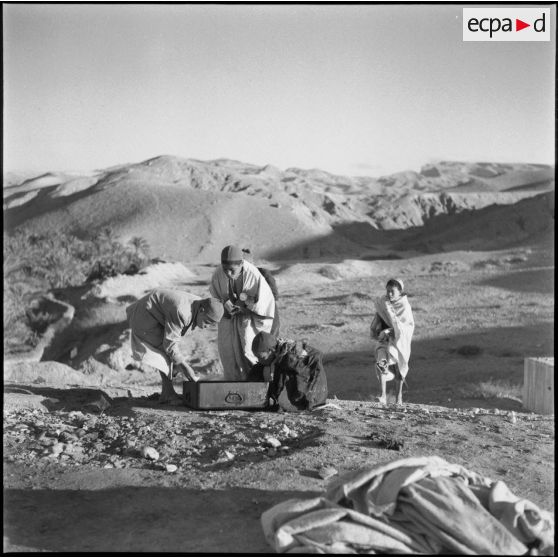 Enfants autour d'une caisse de ravitaillement.