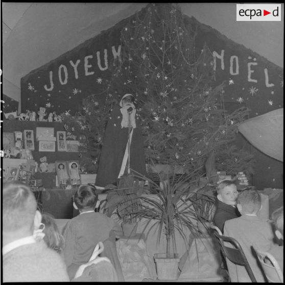 Arrivée du père noël et distribution des cadeaux.