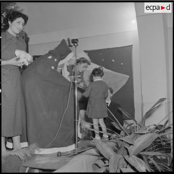 Arrivée du père noël et distribution des cadeaux.