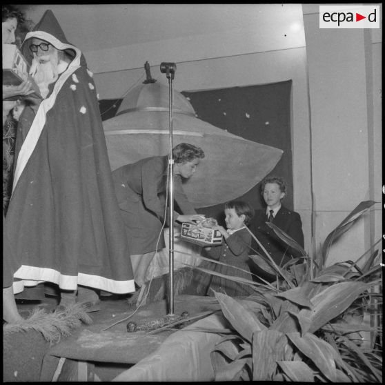 Arrivée du père noël et distribution des cadeaux.