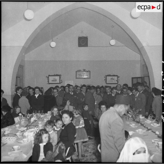 Parents et enfants dans la salle où se déroule le goûter de l'arbre de Noël de l'EMAT/AFN.