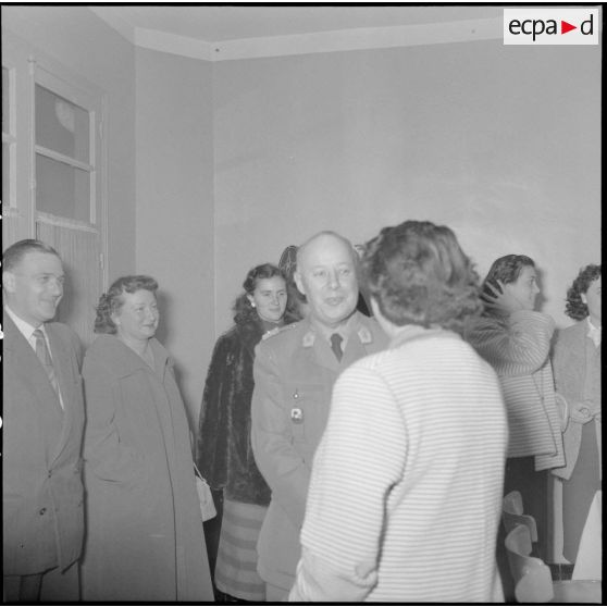 Voeux du personnel civil de la 10ème région militaire (RM) au chef d'Etat-Major (EM) le colonel Lenormand.